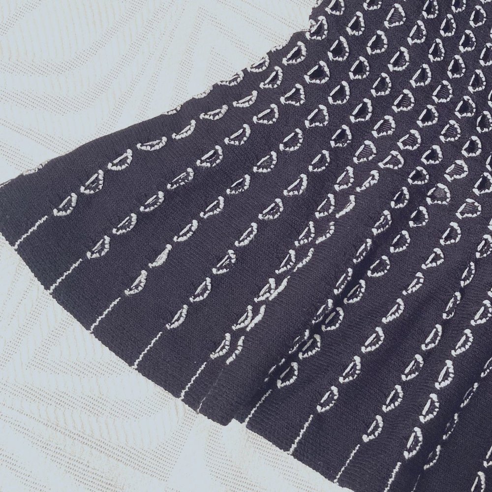 🔥HP🔥ANN TAYLOR BLACK & WHITE LINED,  PATTERNED SKIRTED SLEEVELESS TOP SZ, XXSP - Picture 4 of 8